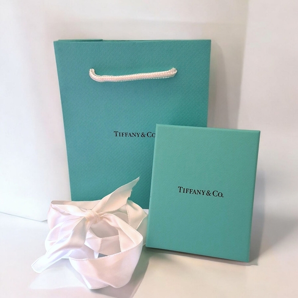 Tiffany & Co. Elsa Peretti® Small Bean® Pendant Necklace - Picture 12 of 12